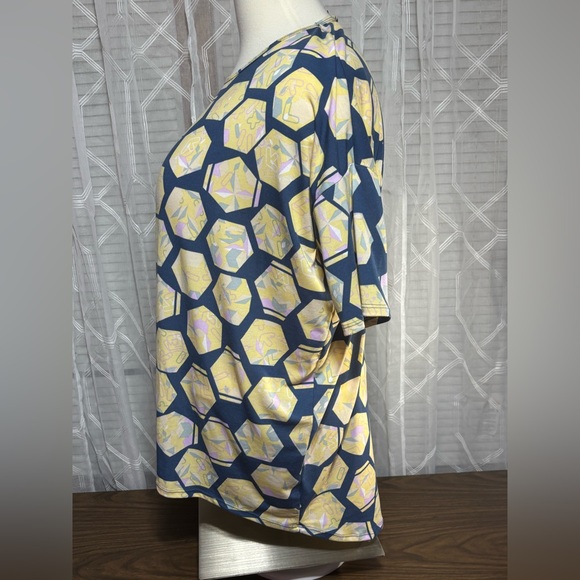 LuLaRoe XL Geometric Print WOMENS HIGH/low hem, short sleeve shirt. 29”-34” L - Picture 3 of 7